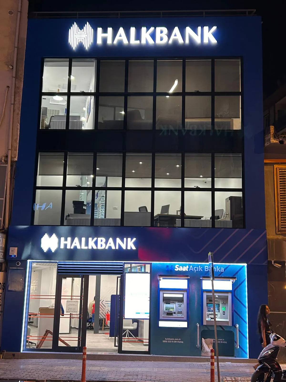 Halkbank Bursa Şubesi — akşam aydınlatmasıyla şube cephesi